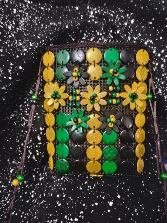 Big Brand Handbags - Handcrafted Green 💚 Black 🖤 & Yellow 💛 Floral Coconut 🥥 Beaded Crossbody Bag